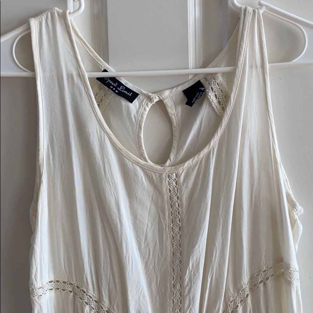 Gorgeous Flowy Dress with hints of lace - Picture 5 of 11